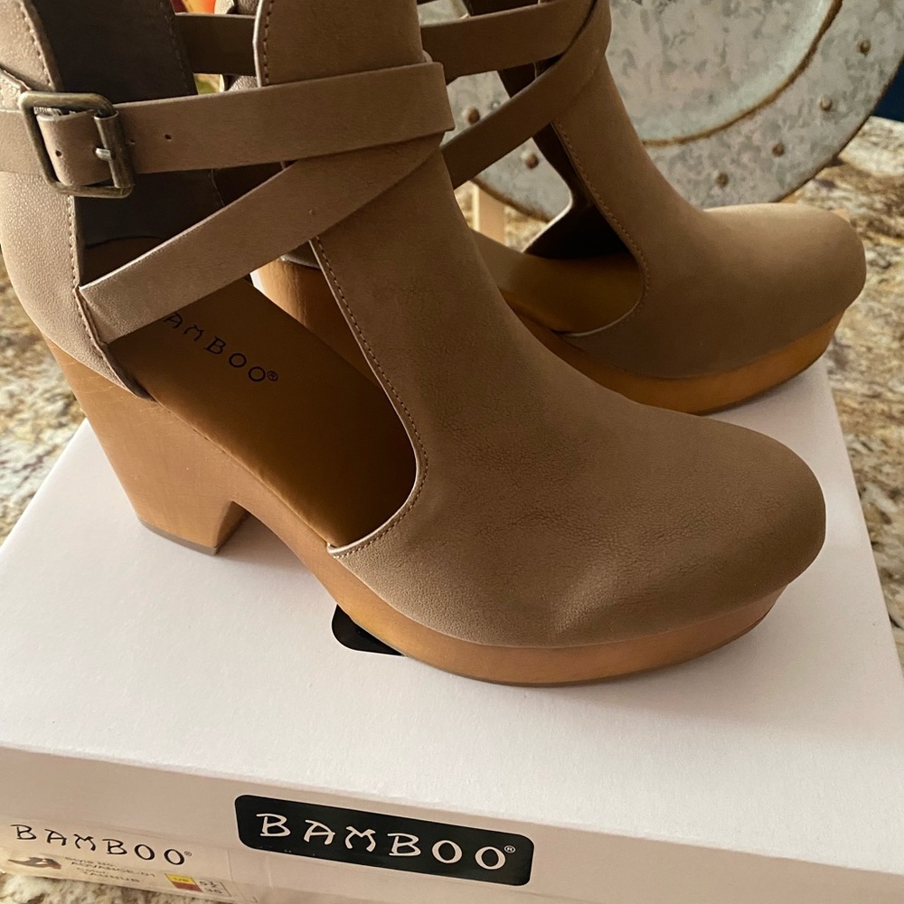 Stella Clogs. - Picture 1 of 5